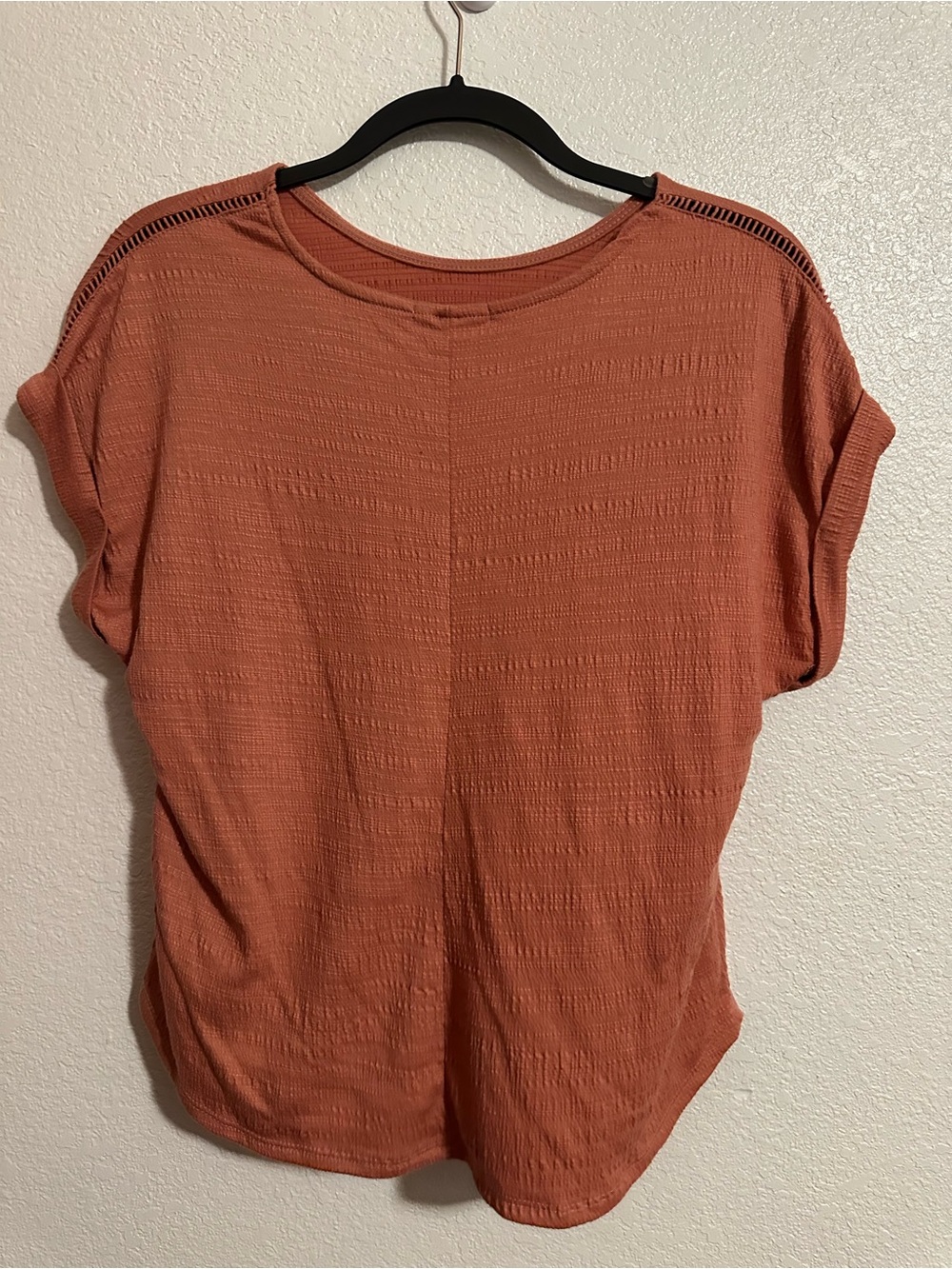 Women's Short-Sleeve Relaxed Tee in Rust - Picture 2 of 3